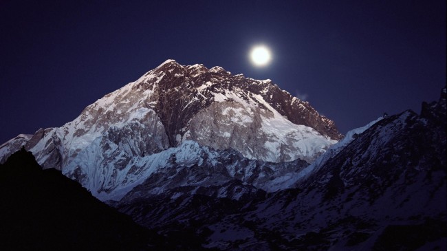 moon_over_nuptse__himalayas_everest_massif_nepal